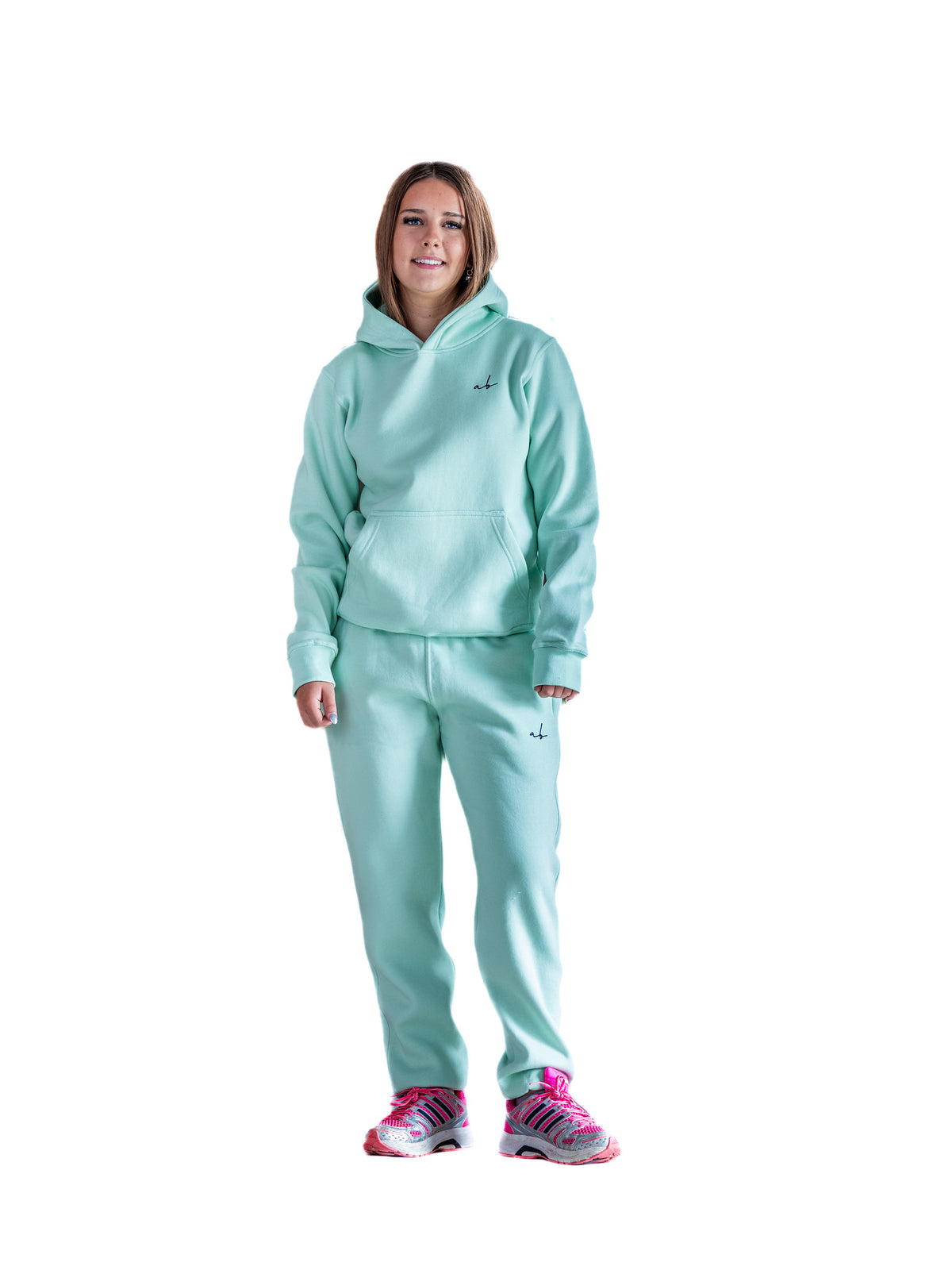 De mintgroene AB-joggingset gedragen als complete outfit